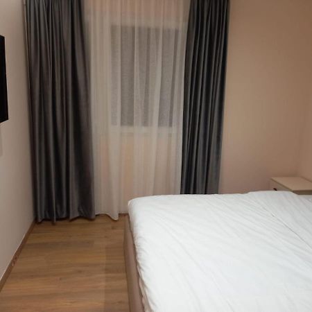 Djakbe Hotel Тирана Экстерьер фото