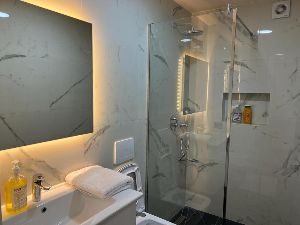 Djakbe Hotel Тирана Экстерьер фото